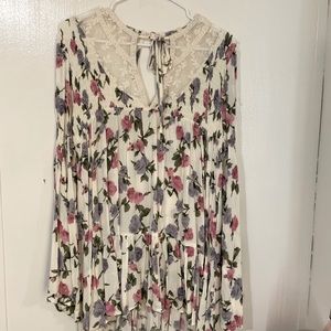 •NEW floral top•
